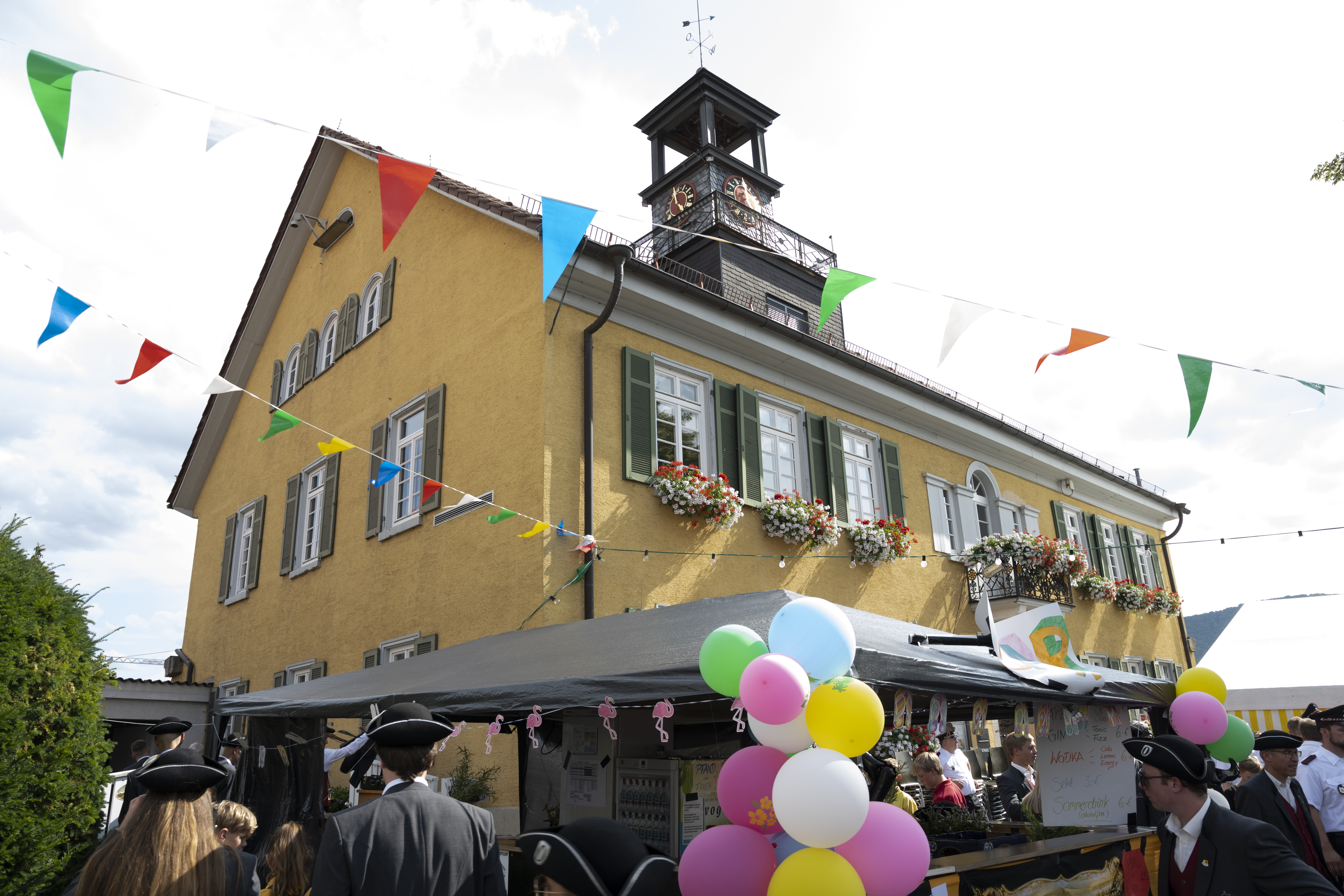 Festlich geschmückte Grötzingerbar mit Rathaus (c) Stadt Owen